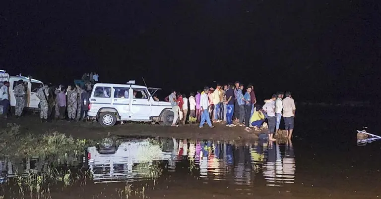 নদীতে পড়ে যাওয়া ট্রাক্টর উদ্ধারে অভিযান